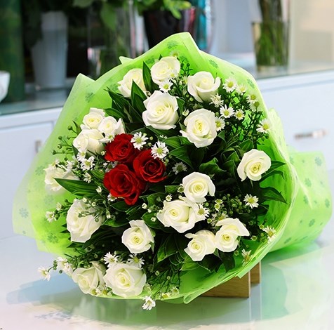 product image for White and Red Roses Bouquet