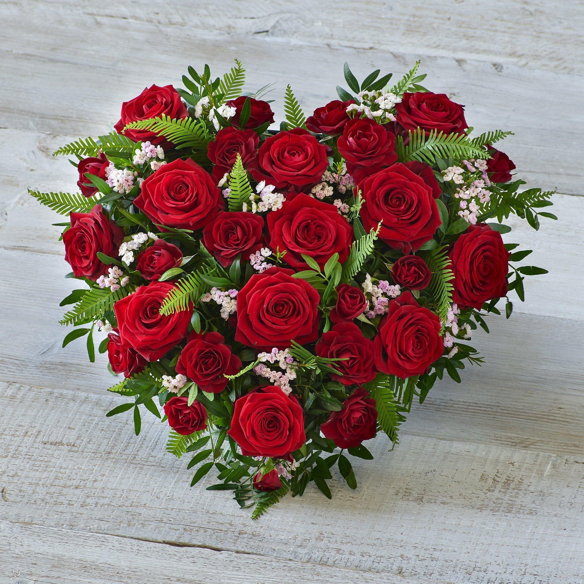 Red Rose Heart | United Kingdom | Interflora Lithuania. Flower Delivery