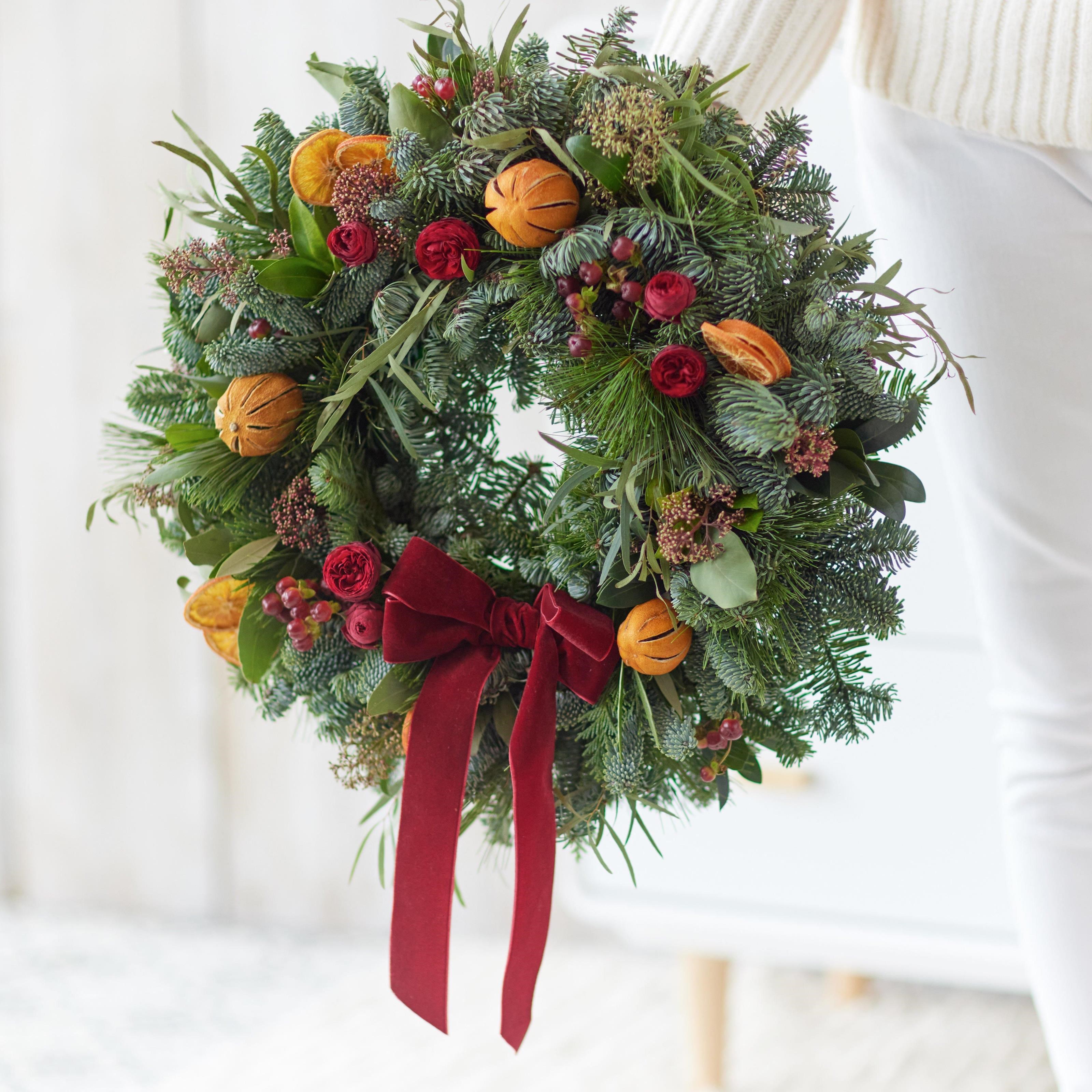 Classic Christmas Wreath. | United Kingdom | Interflora Latvia. Flower ...