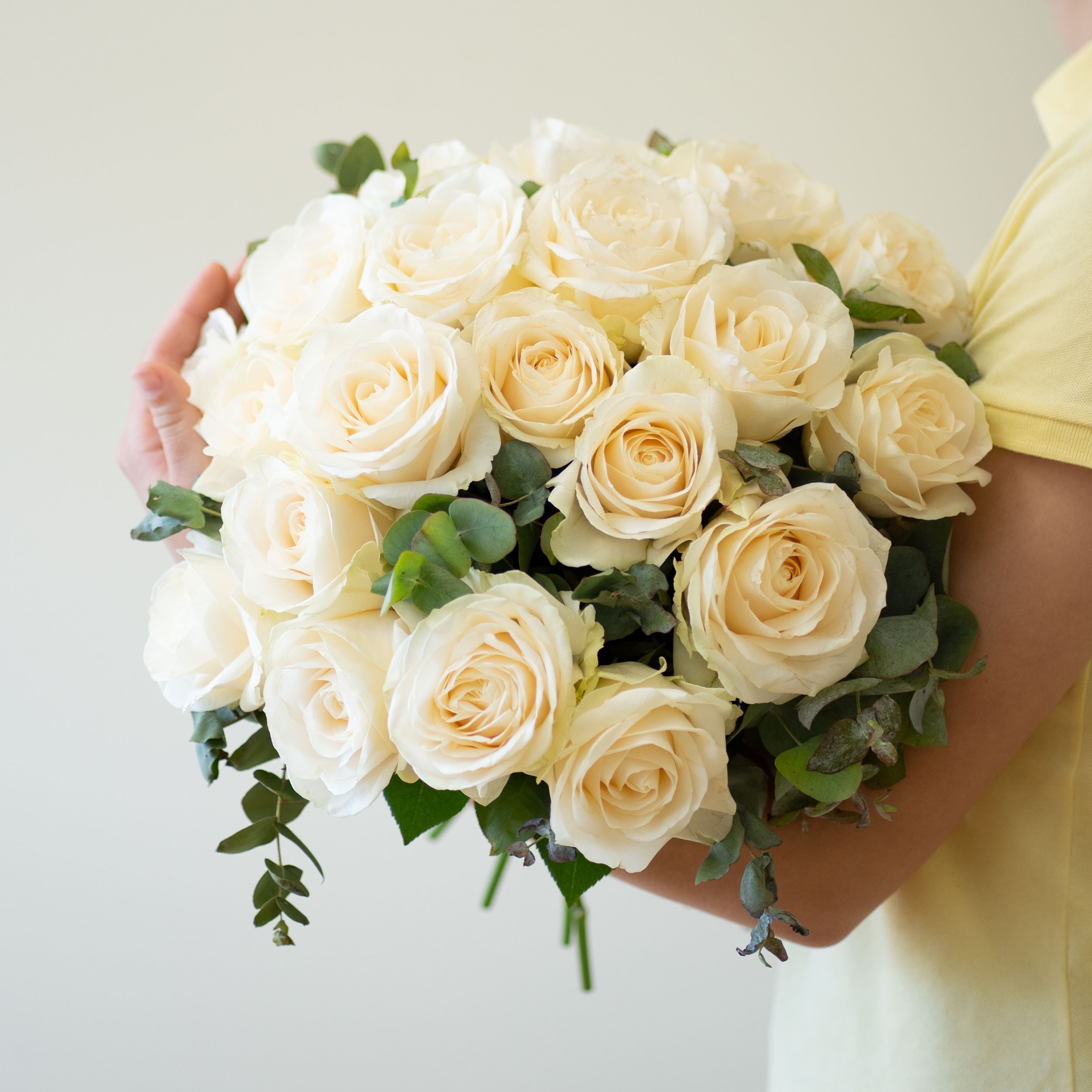 15 Short-stemmed White Roses