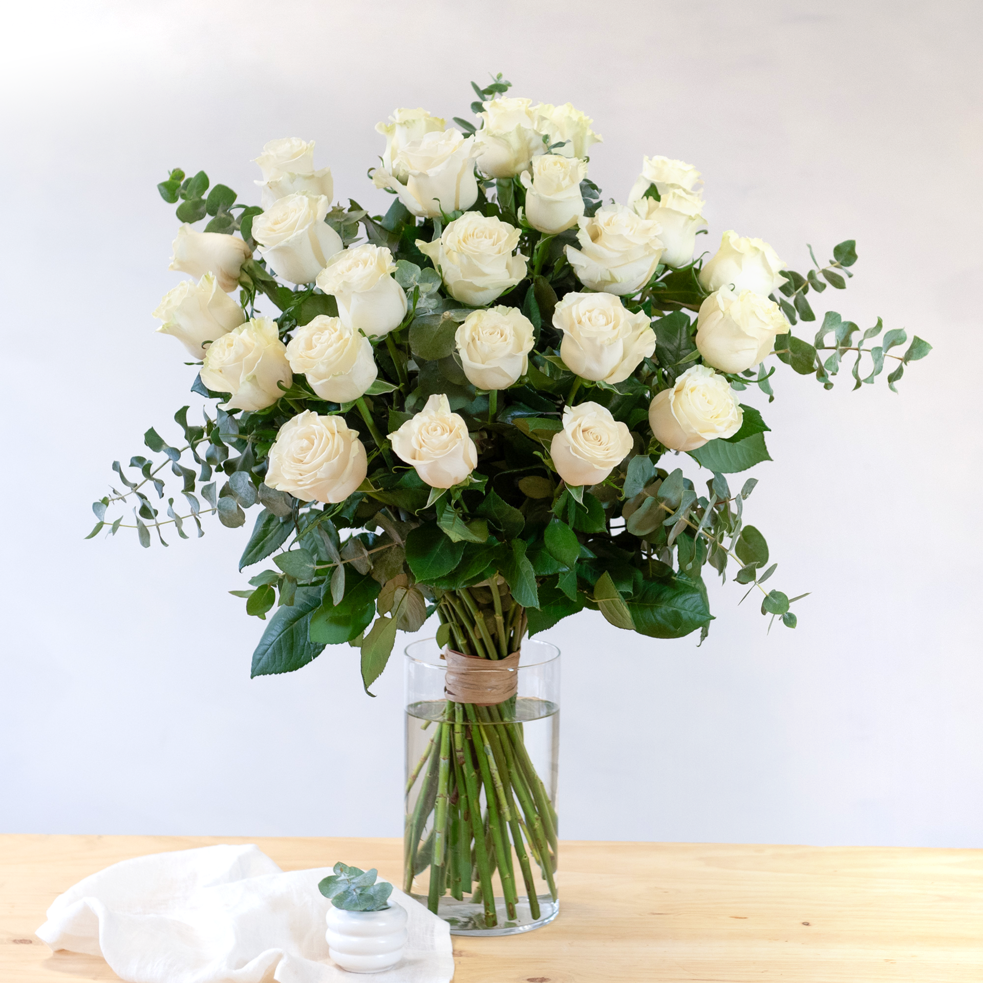 25 White Roses