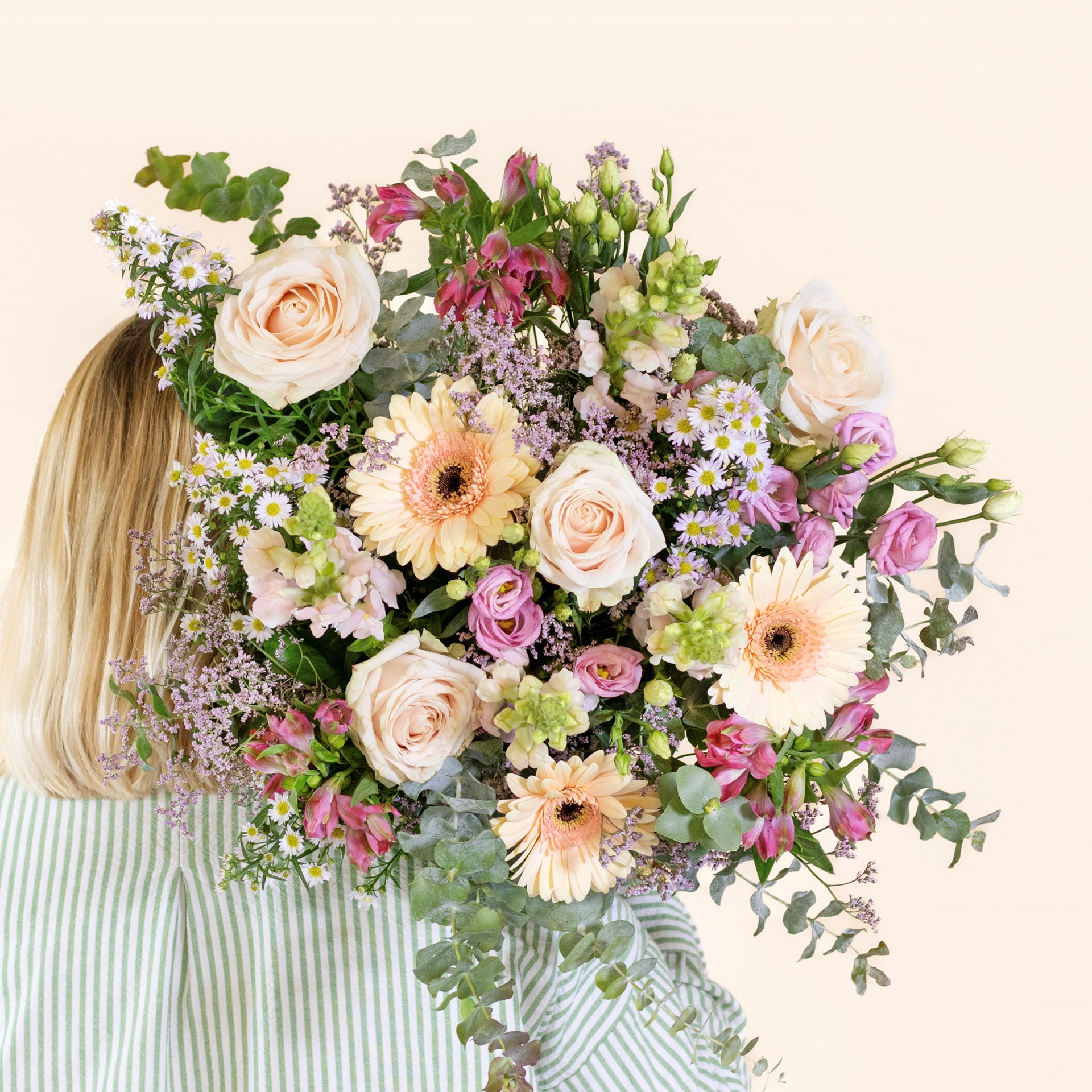 product image for Petals of love - mixed bouquet in salmon shades
