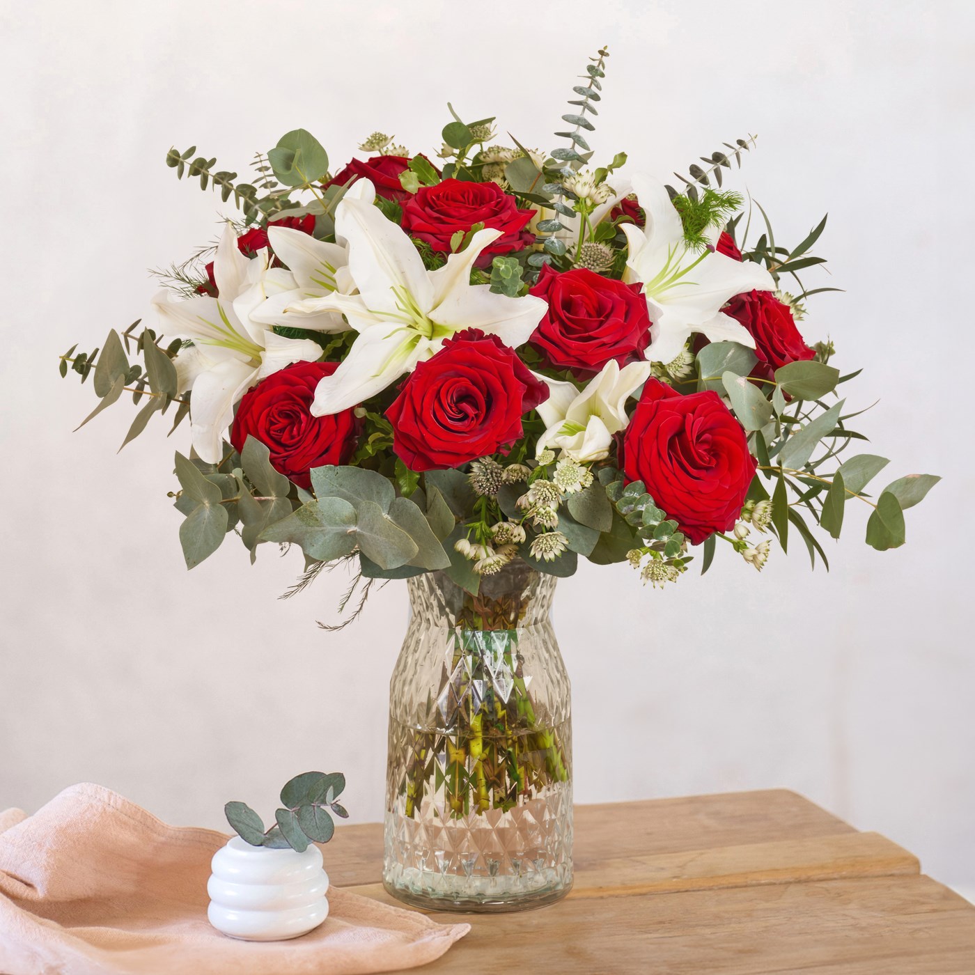 product image for Maldivas - Boquet with withe liliums and red roses