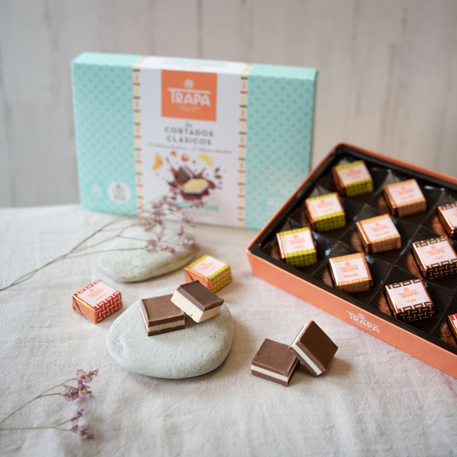 Three roses and Chocolate