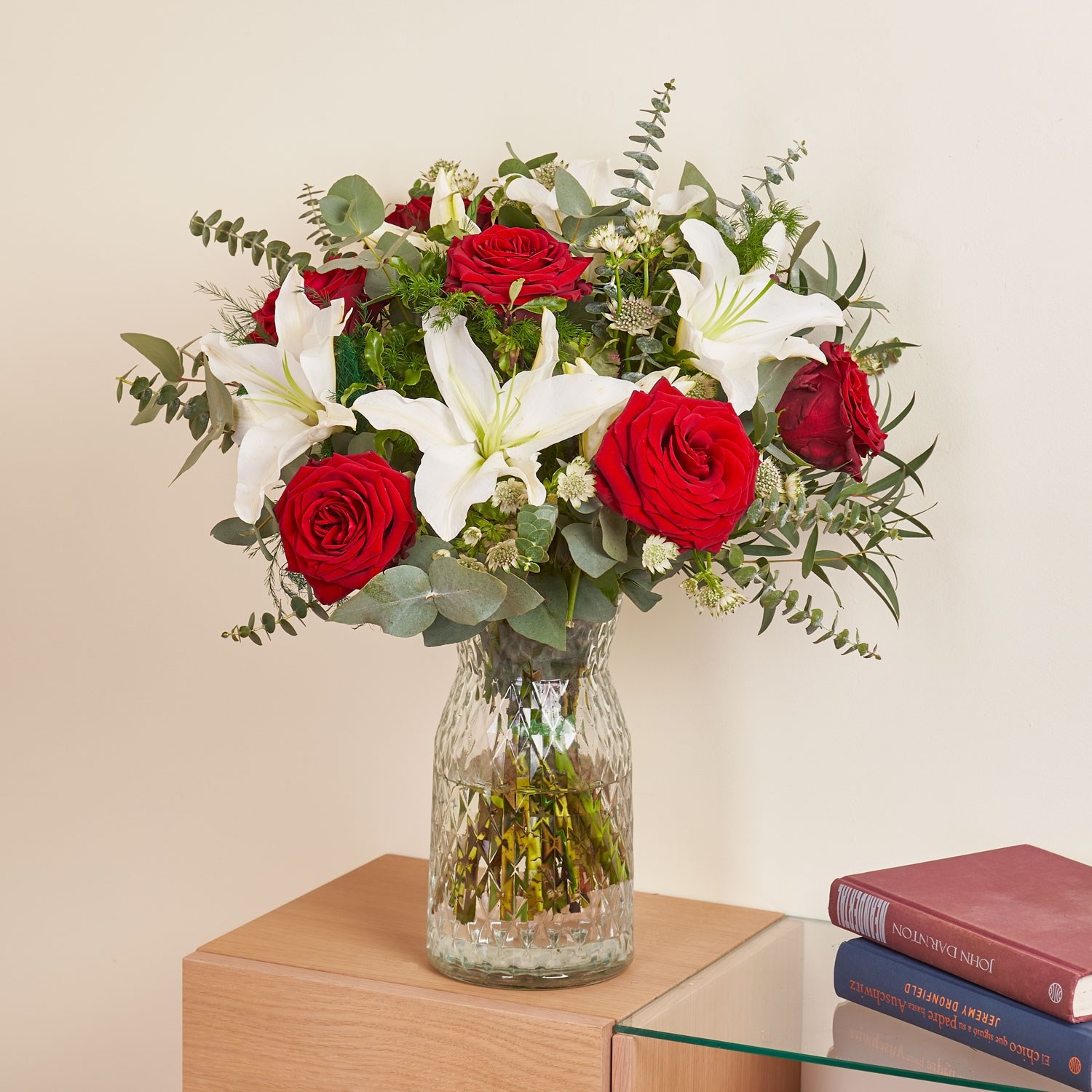 product image for Maldivas - Boquet with withe liliums and red roses