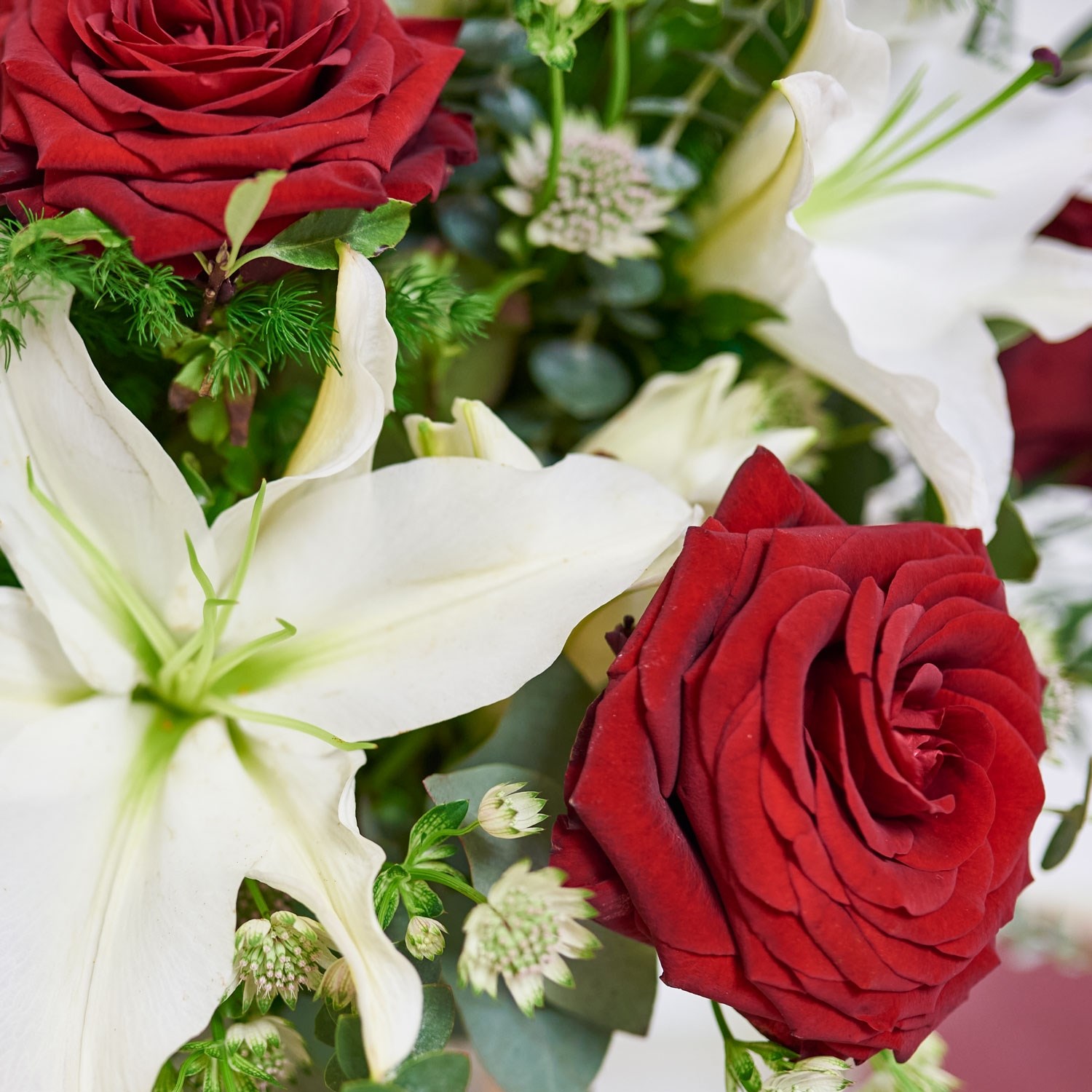 Maldivas - Boquet with withe liliums and red roses
