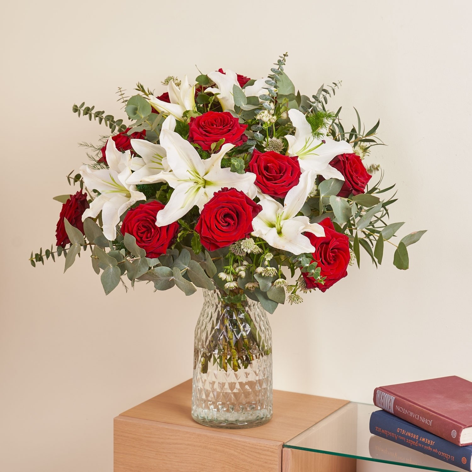 Maldivas - Boquet with withe liliums and red roses